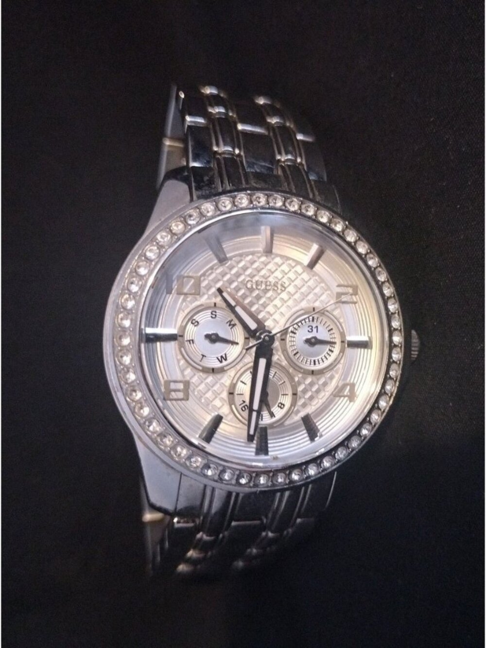 Guess Women's Silver Color Stainless Steel Quartz Fashion Wrist Watch W0147L1